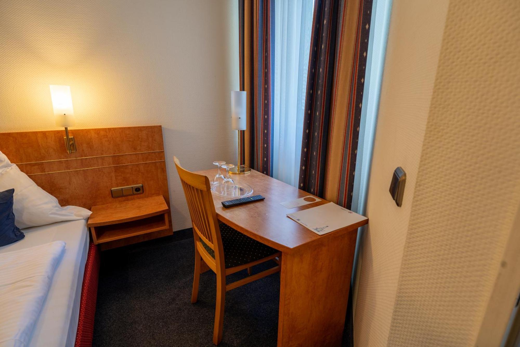 Airport Business Hotel Koeln Buitenkant foto